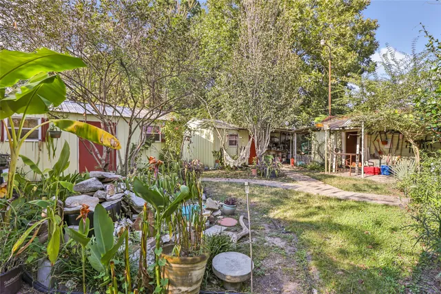 a view of a house with backyard