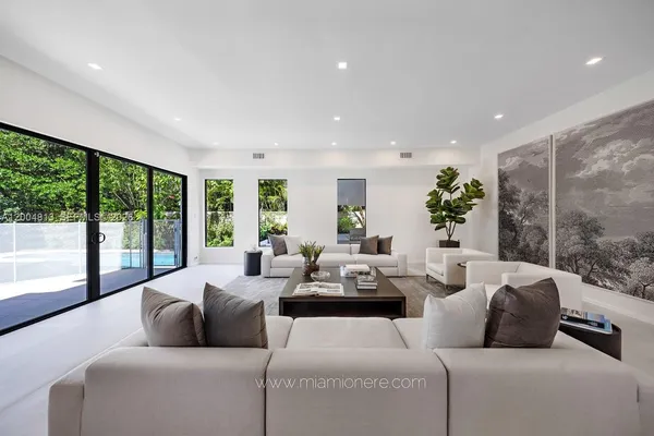 $22,000 | 3900 Douglas Road, Coconut Grove, FL 33133