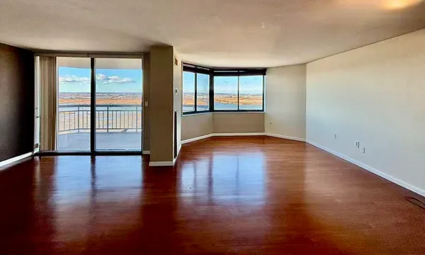 $2,100 | 1040 Harmon Cove Tower, Secaucus, NJ 07094