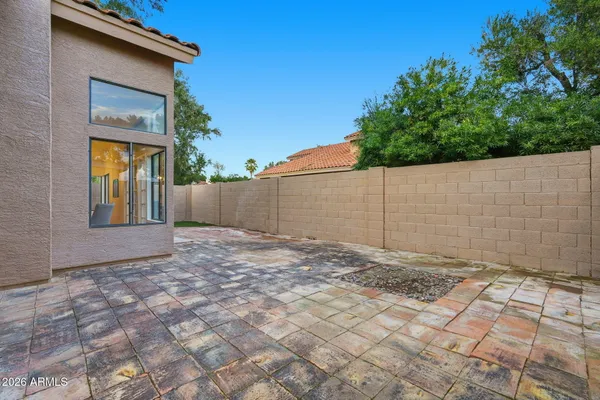 a view of a backyard