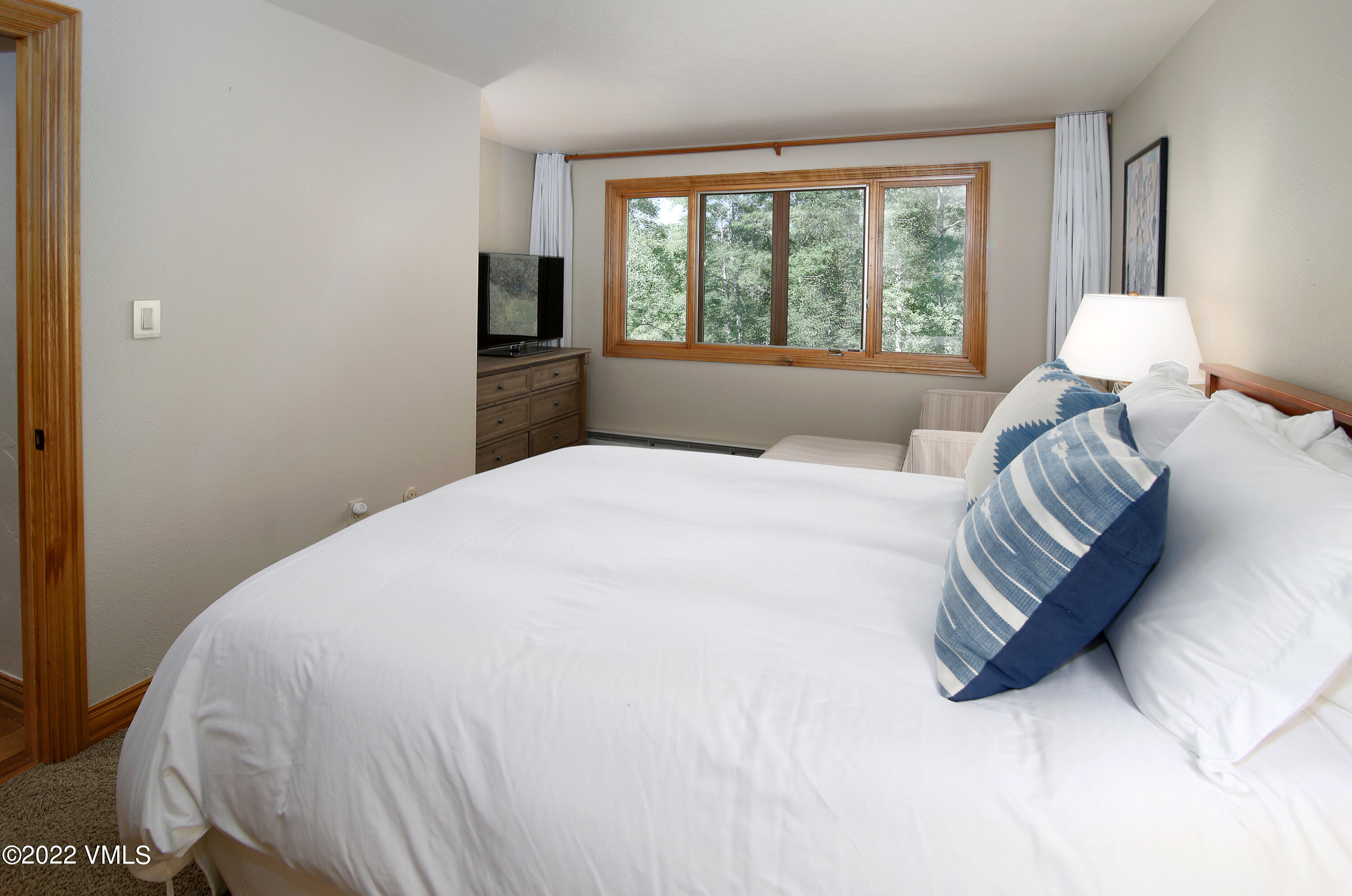 2875 Manns Ranch Road, Unit H3 Vail, CO 81657 - Photo 16 of 18 a bedroom with a bed and a large window