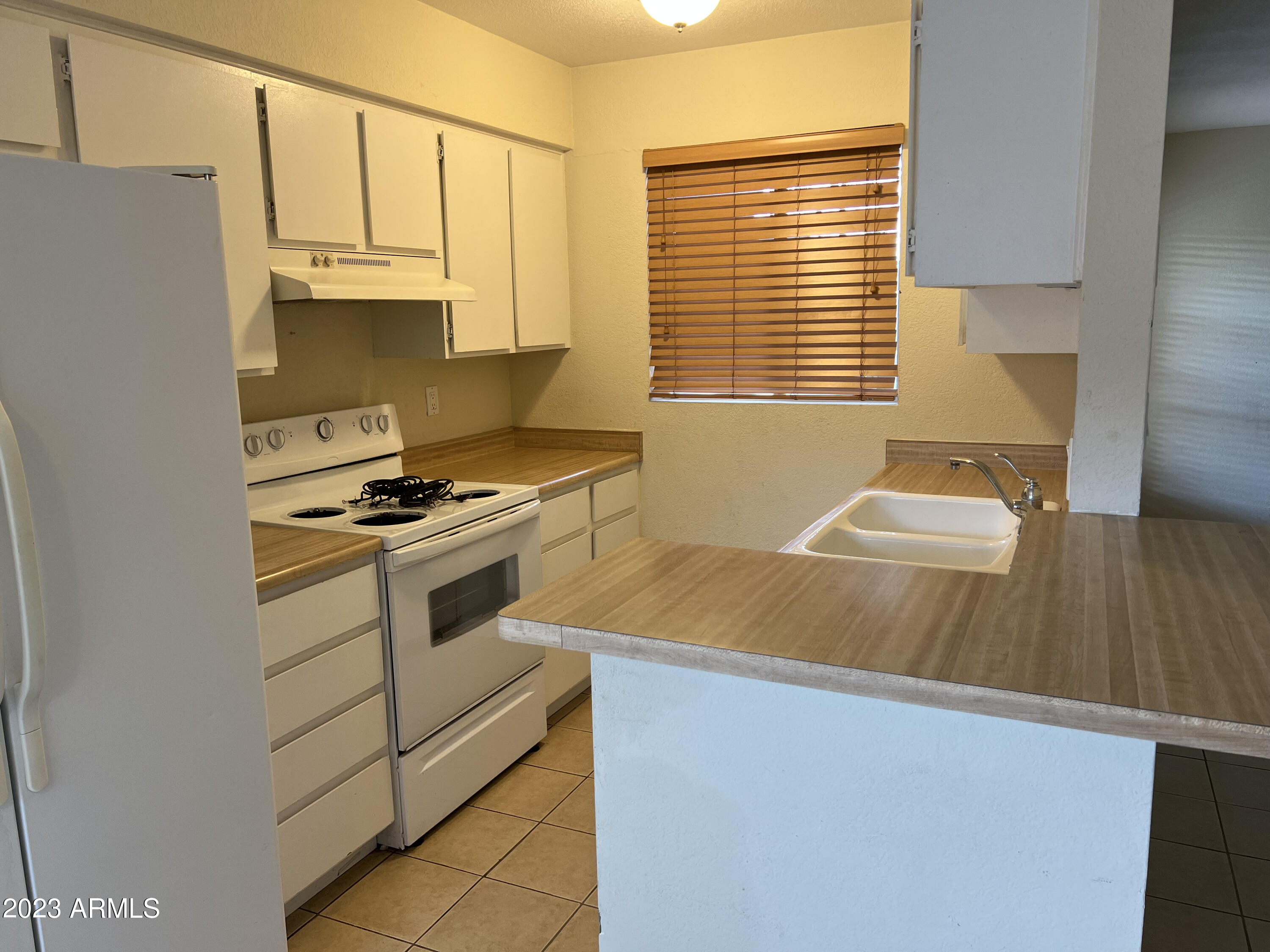 95 North Cooper Road, Unit 76 Chandler, AZ 85225 - Photo 5 of 11 Kitchen