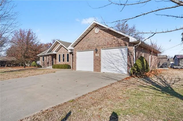 $355,000 | 545 East Monroe Avenue, Garnett, KS 66032