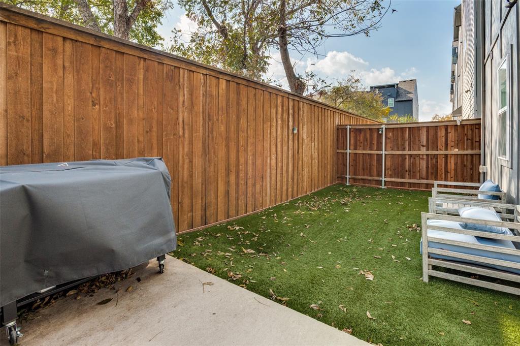 1434 Elevado Drive Dallas, TX 75212 - Photo 10 of 27 a backyard of a house