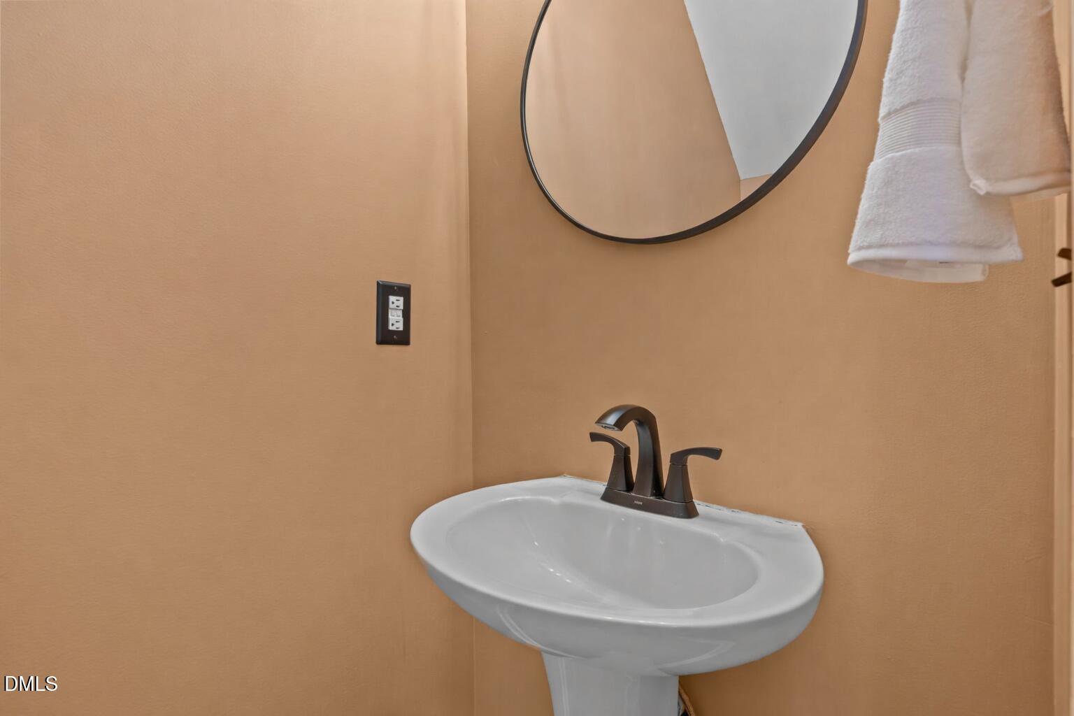 8606 London Park Court Raleigh, NC 27615 - Photo 20 of 29 a bathroom with a sink and a mirror