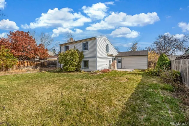 a view of a house with backyard and garden