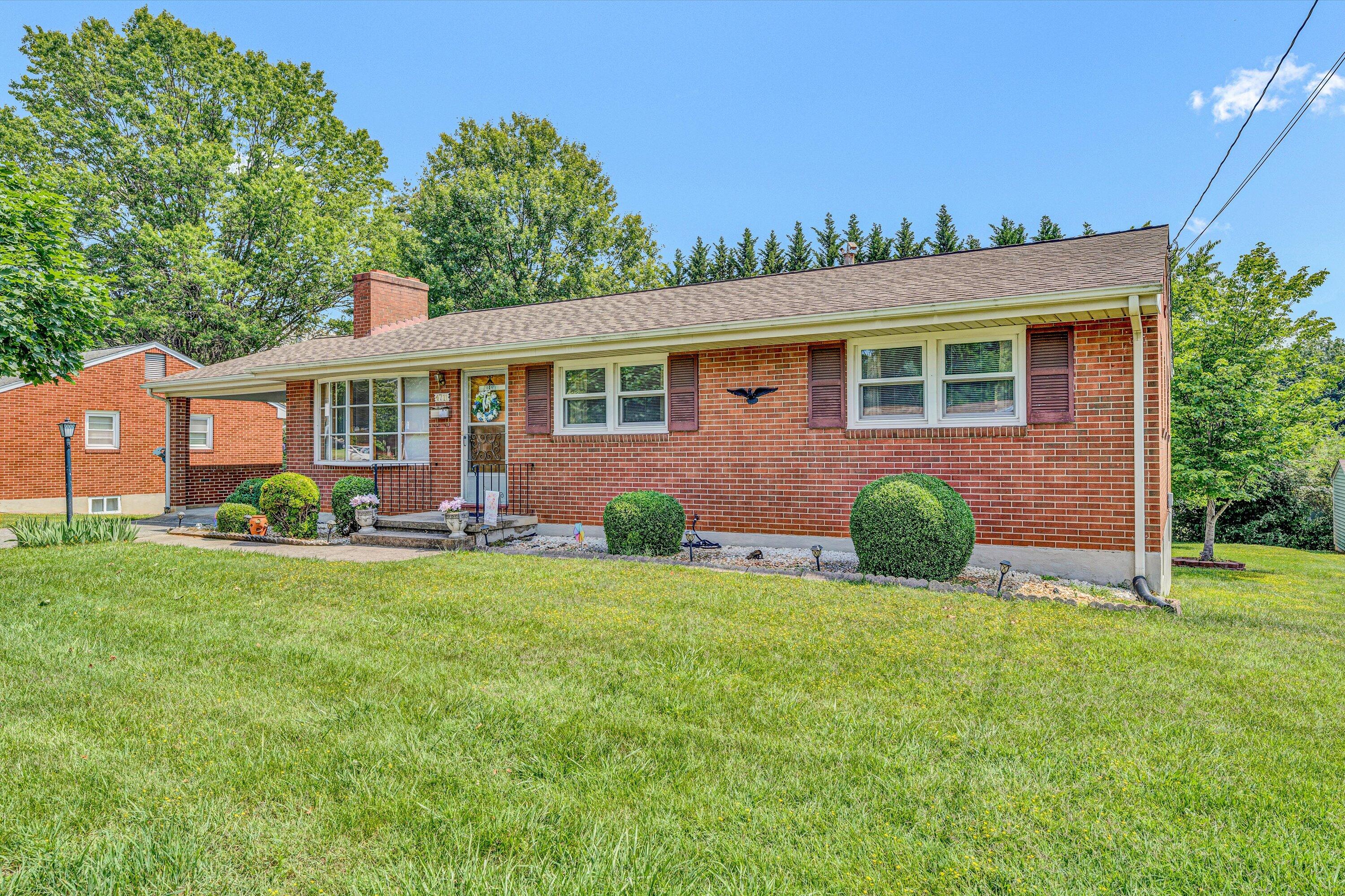 4711 Florist Road Roanoke, VA 24012 - Photo 3 of 30 03-DSC00094