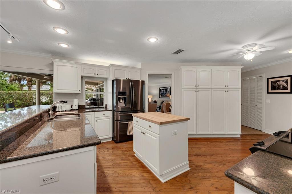 2050 Crayton Road Naples, FL 34102 - Photo 8 of 26