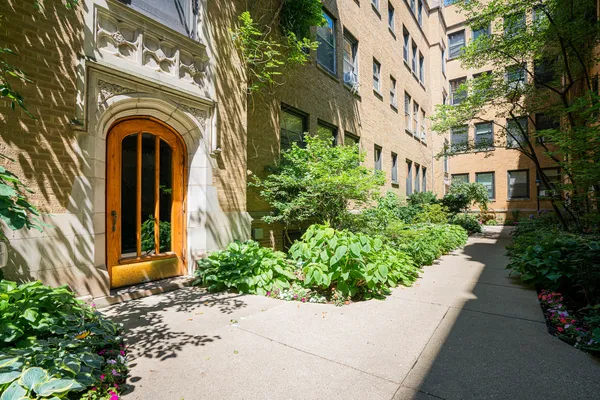 $1,850 | 640 West Waveland Avenue, Unit 4D, Chicago, IL 60613