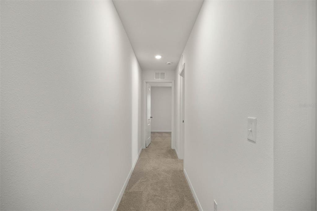685 Poppy Lane Dundee, FL 33838 - Photo 26 of 31 a view of a hallway