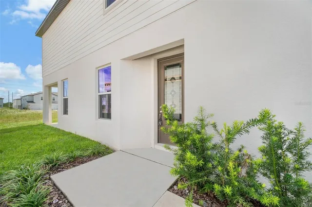 a view of back yard of the house