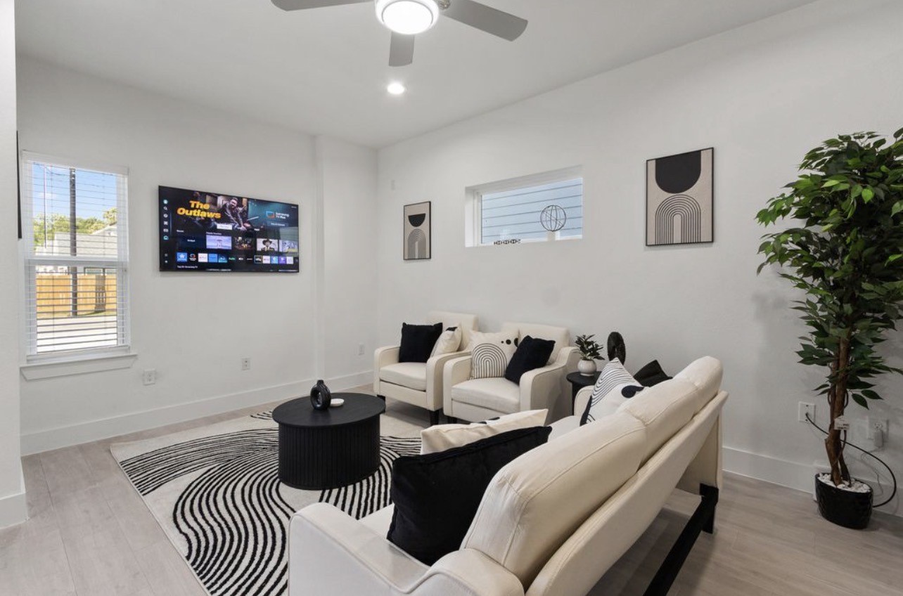 7608 Easter Street Houston, TX 77088 - Photo 2 of 22 Living area
