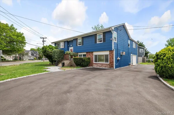 a view of a house with a yard and plants