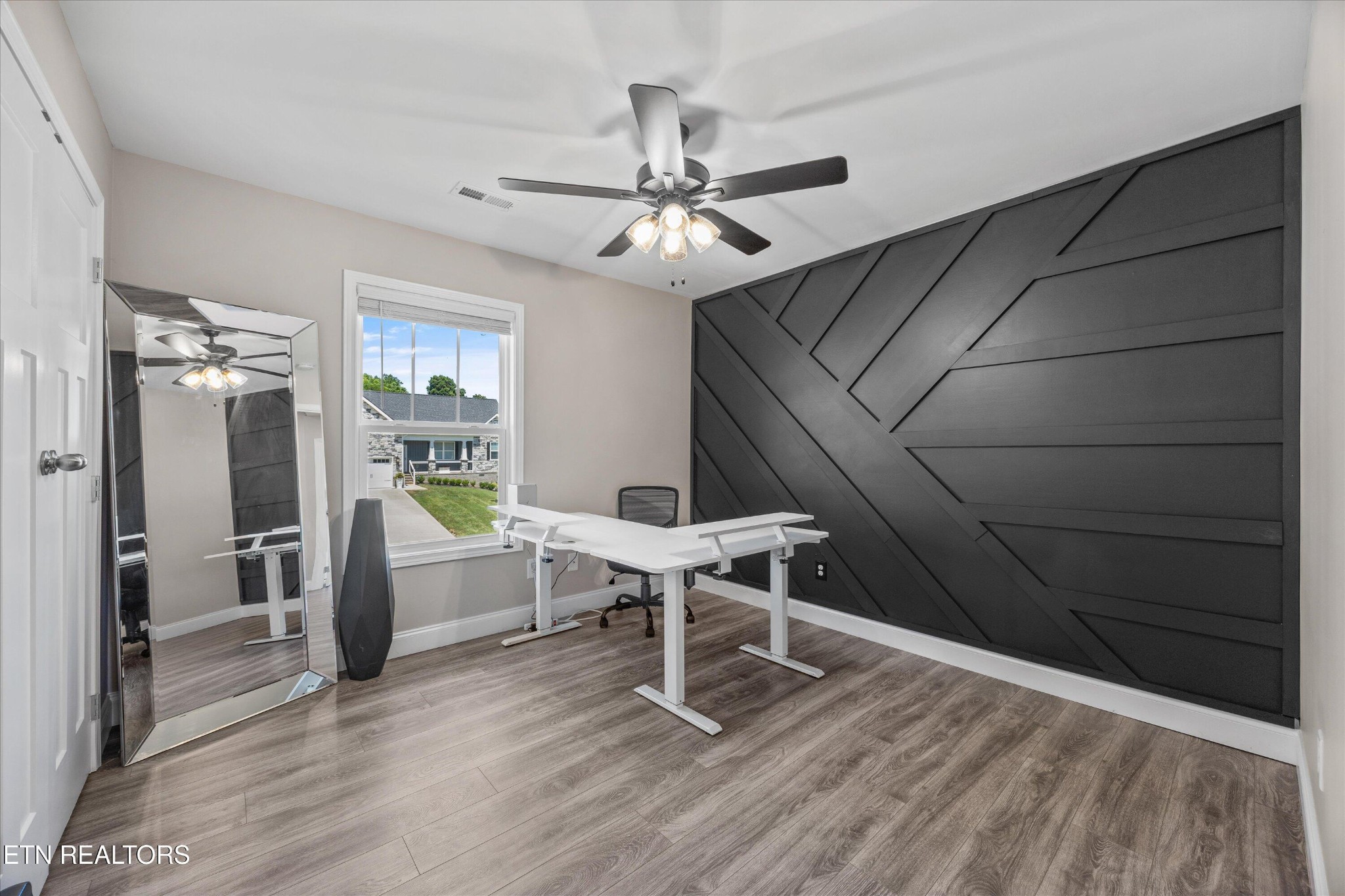 207 Daniel Morris Point Clinton, TN 37716 - Photo 20 of 42 a workspace with wooden floor