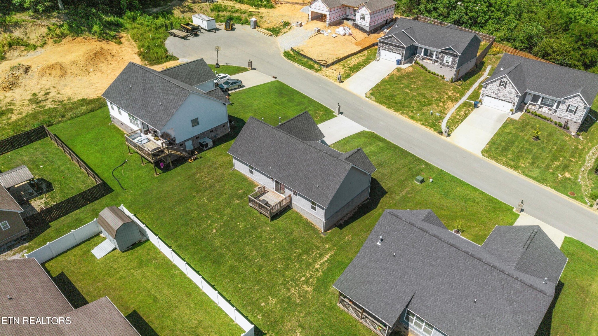 207 Daniel Morris Point Clinton, TN 37716 - Photo 28 of 42 an aerial view of a house