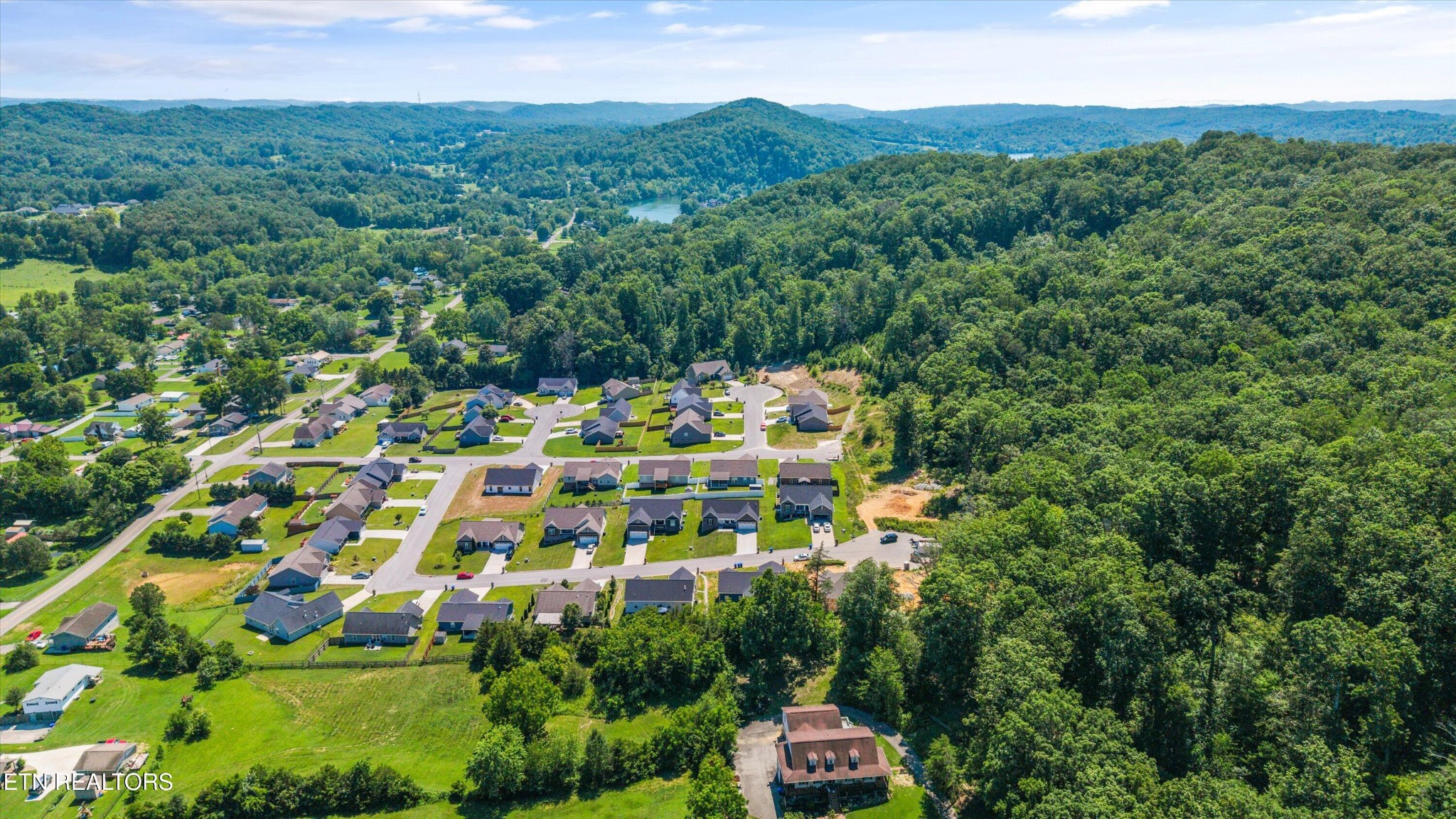 207 Daniel Morris Point Clinton, TN 37716 - Photo 29 of 42 a view of a multi story residential apartment building