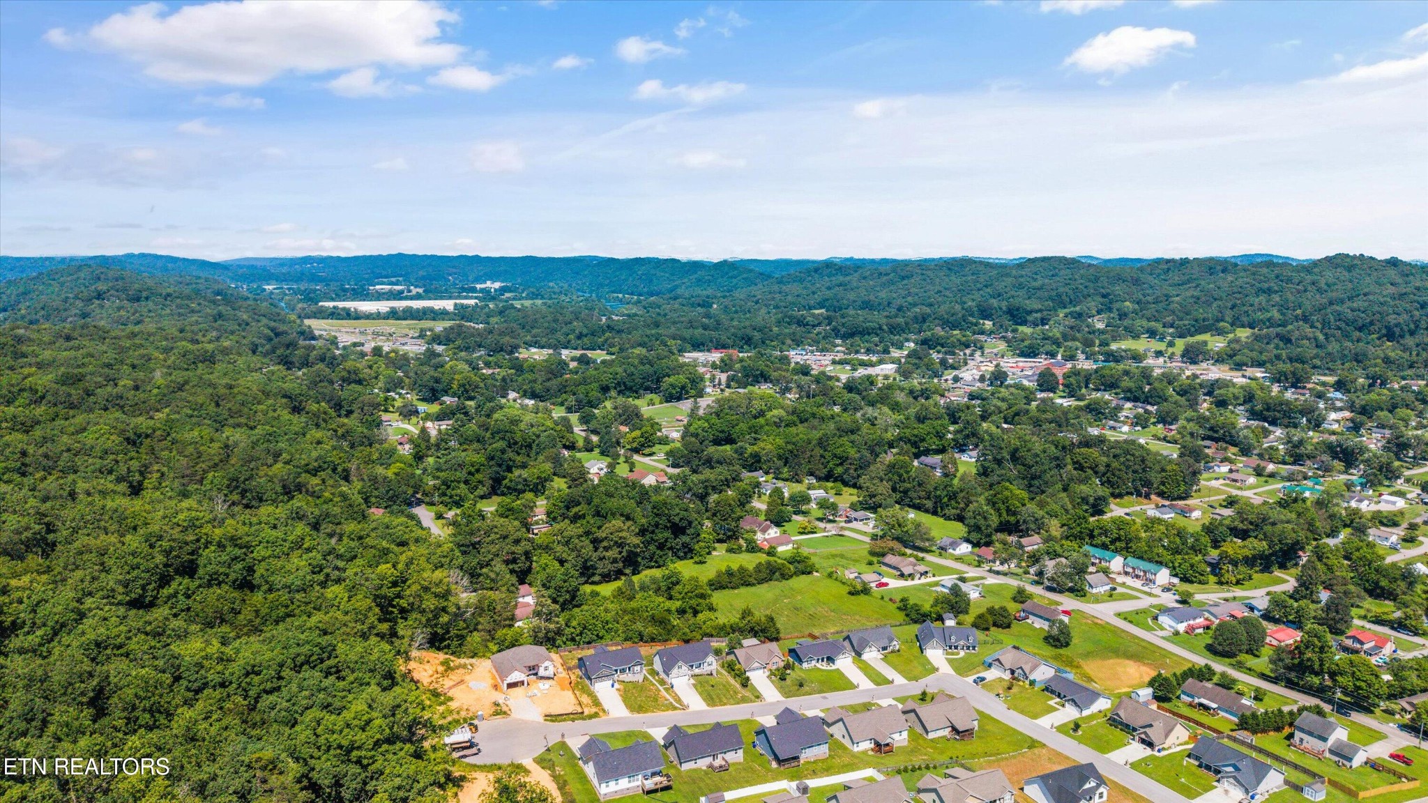 207 Daniel Morris Point Clinton, TN 37716 - Photo 33 of 42 a view of a city