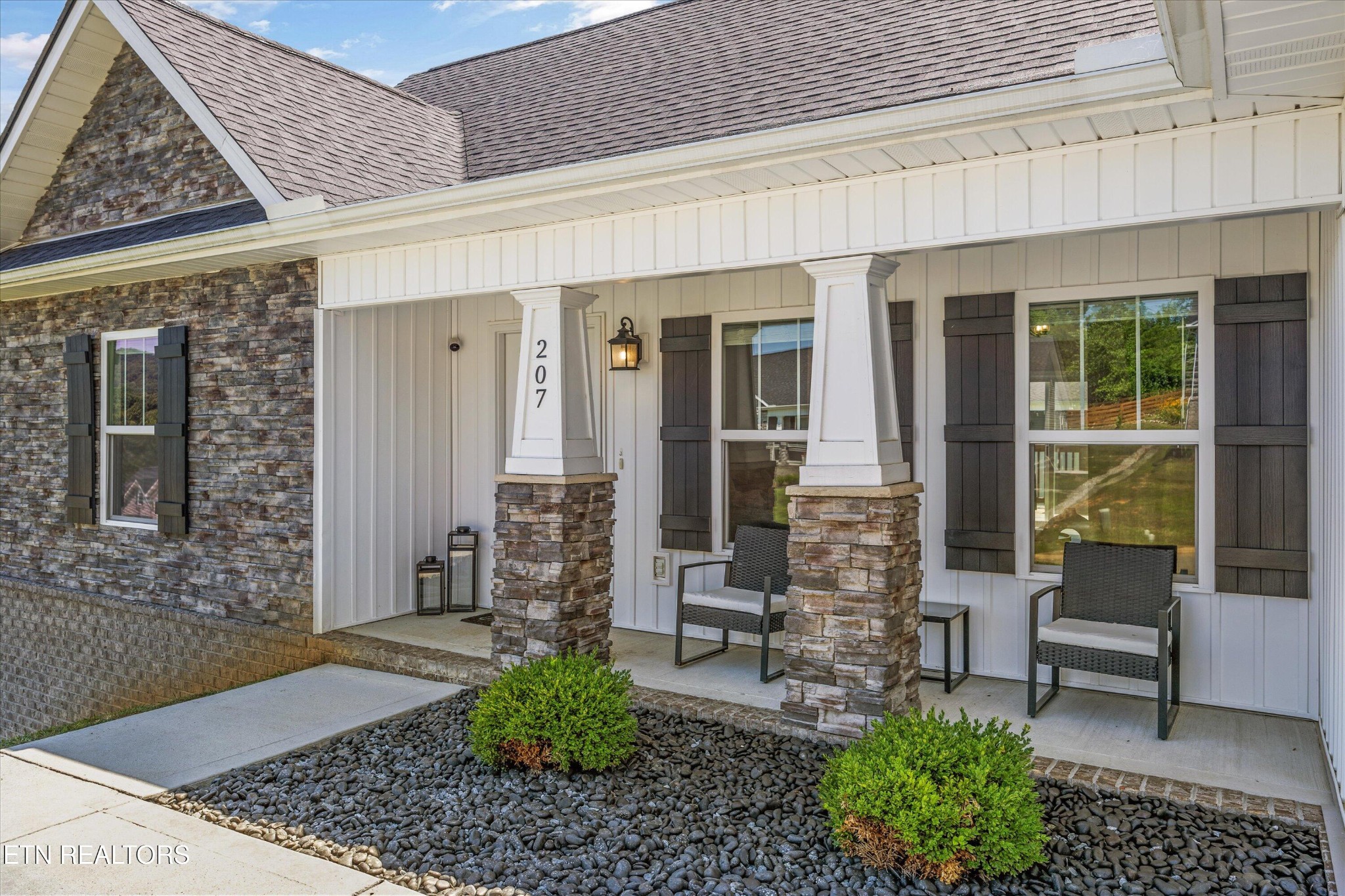 207 Daniel Morris Point Clinton, TN 37716 - Photo 38 of 42 a view of a patio with table and chairs and potted plants