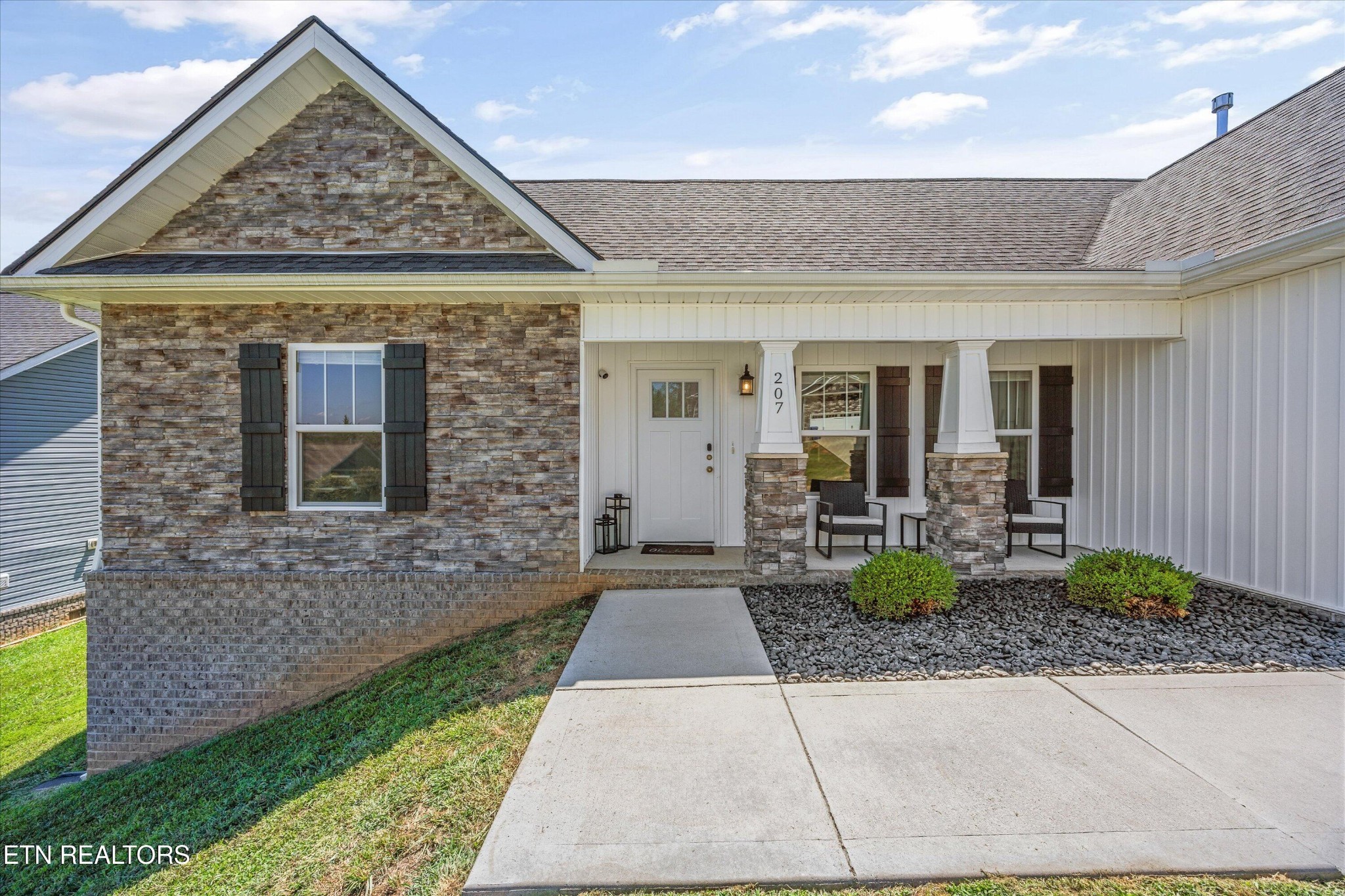 207 Daniel Morris Point Clinton, TN 37716 - Photo 40 of 42 a front view of a house with garden