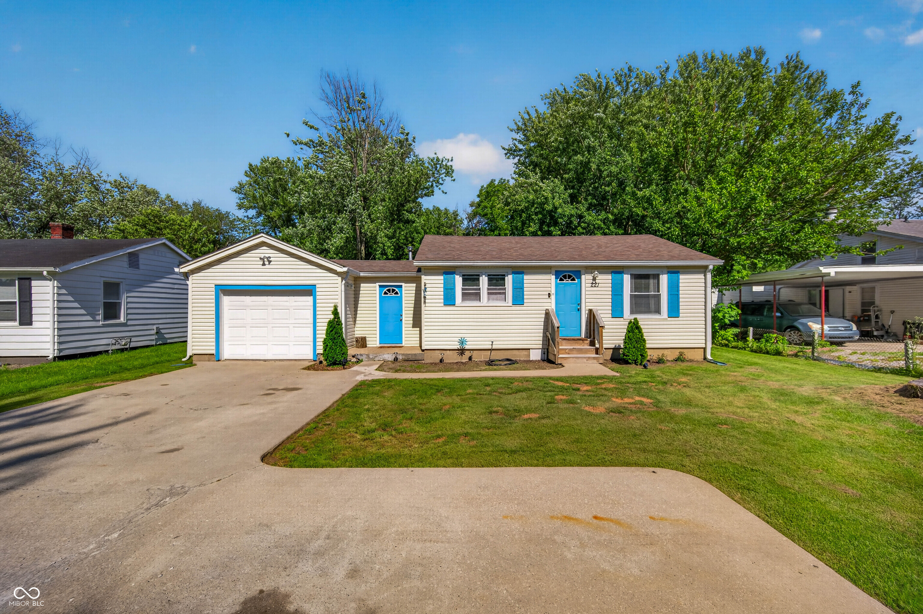 221 Della Road Columbus, IN 47203 - Photo 2 of 58