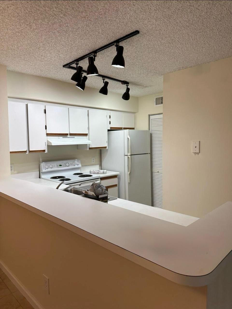 640 South Park Road, Unit 144 Hollywood, FL 33021 - Photo 2 of 11 Kitchen