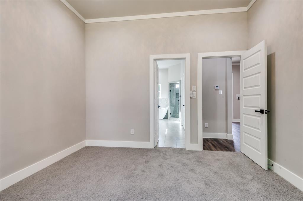 4113 Metropolitan Avenue Dallas, TX 75210 - Photo 16 of 30 an empty room with mirror in door