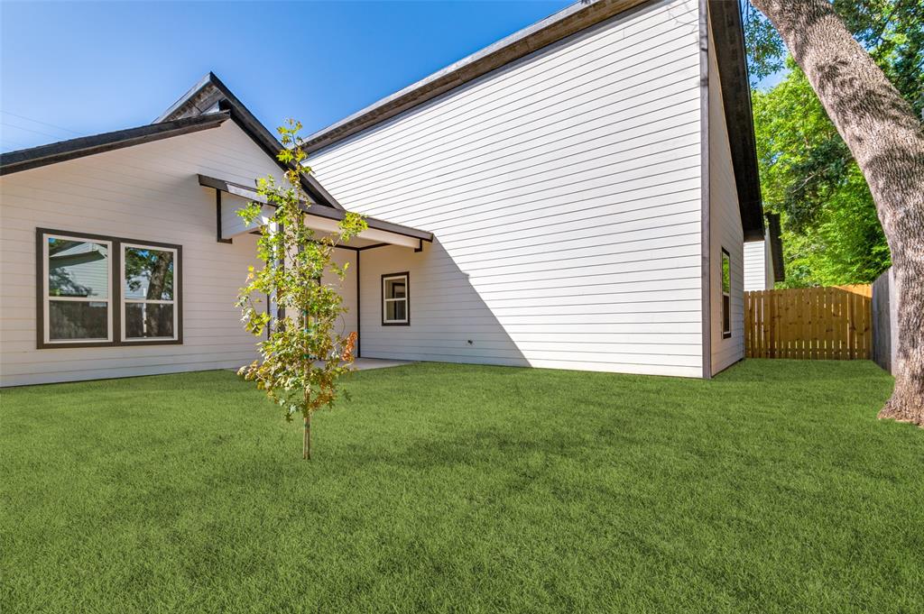 4113 Metropolitan Avenue Dallas, TX 75210 - Photo 25 of 30 a house view with a garden