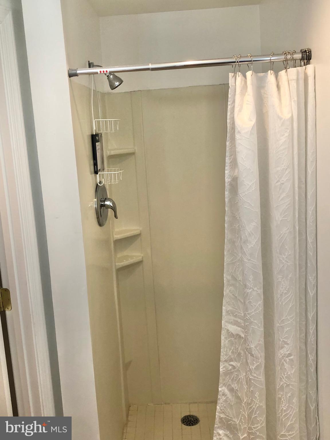 1014 South Ironwood Road Sterling, VA 20164 - Photo 28 of 32 3rd full bathroom