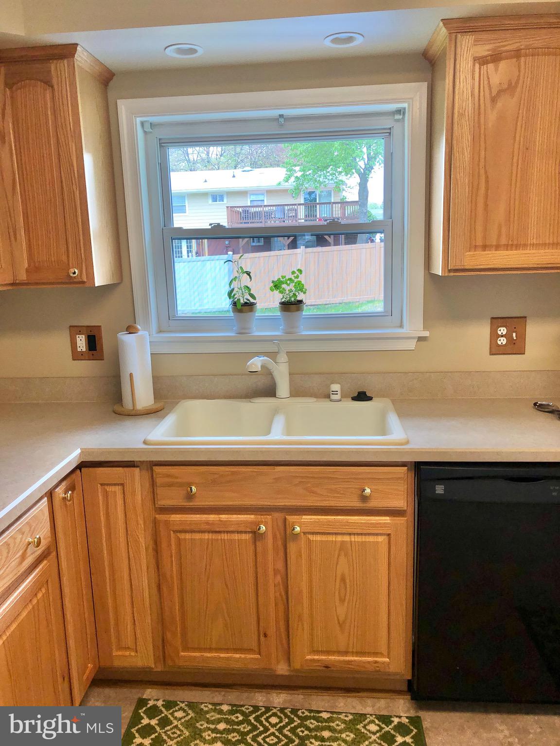 1014 South Ironwood Road Sterling, VA 20164 - Photo 6 of 32 Double bowl, deep sink, plant shelf
