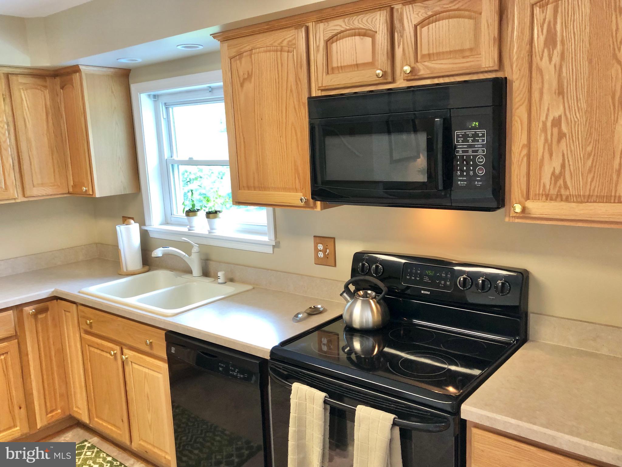1014 South Ironwood Road Sterling, VA 20164 - Photo 7 of 32 5 burner stove, builtin microwave