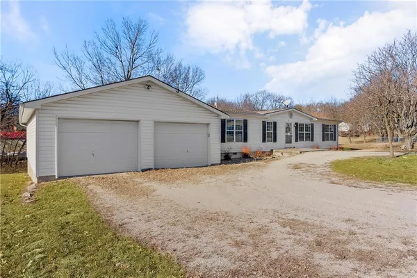 $225,000 | 1 Deepwoods Drive, Linn Valley, KS 66040