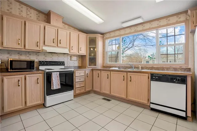 $225,000 | 1 Deepwoods Drive, Linn Valley, KS 66040