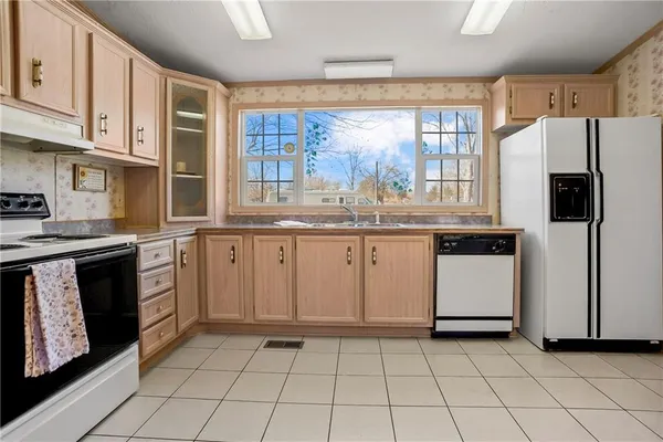 $225,000 | 1 Deepwoods Drive, Linn Valley, KS 66040