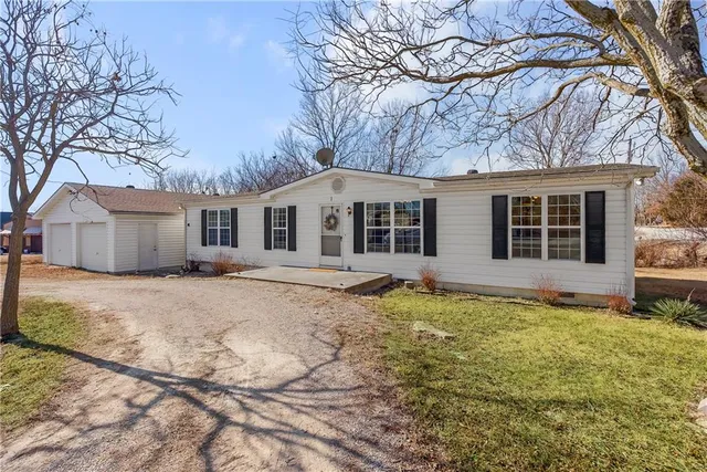 $225,000 | 1 Deepwoods Drive, Linn Valley, KS 66040