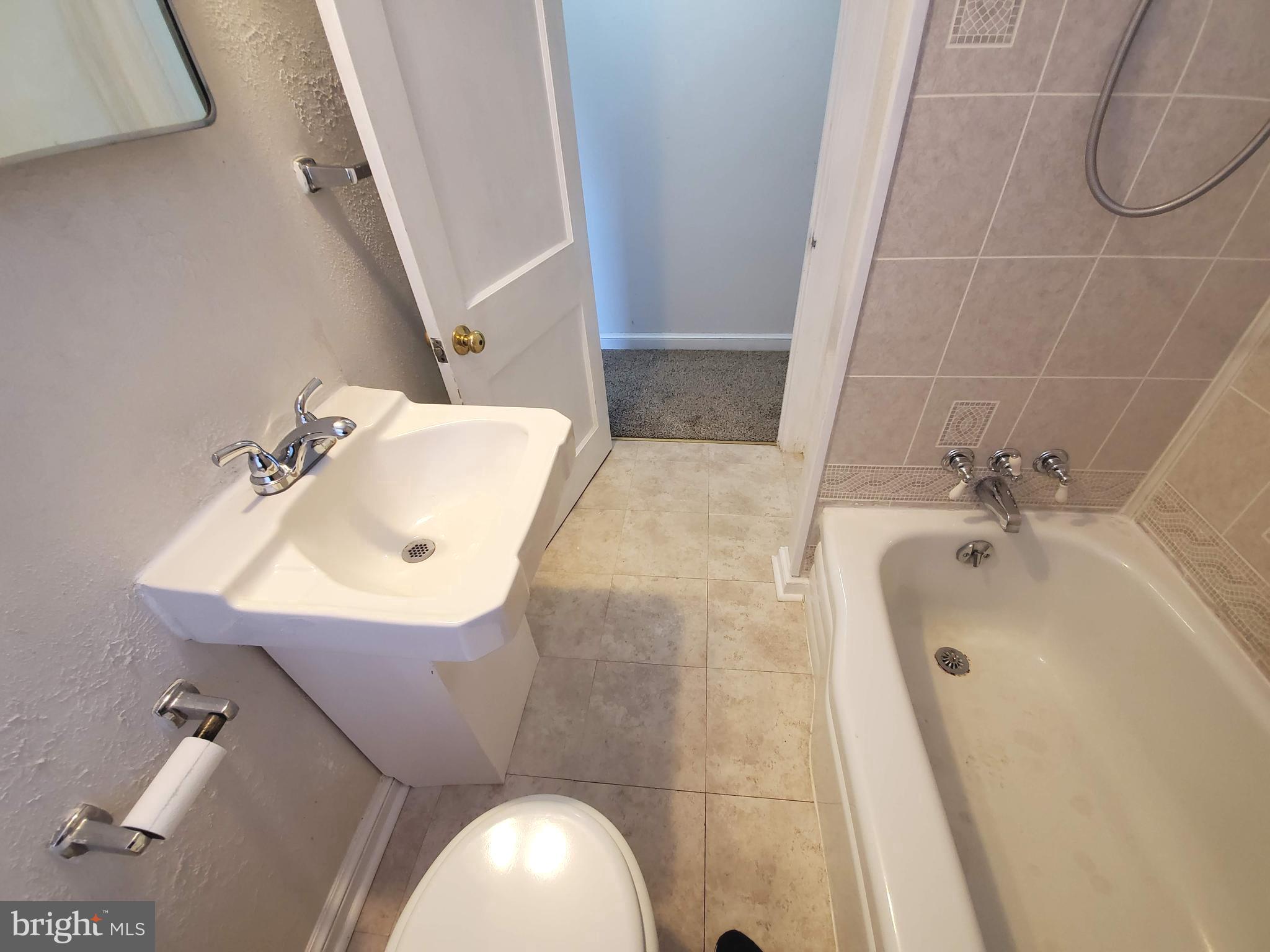 11227 Marbern Road Hagerstown, MD 21740 - Photo 15 of 27 Upstairs bathroom