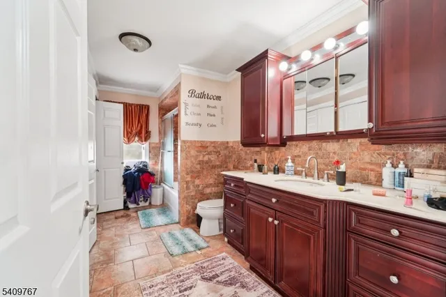 $845,000 | 164 Farnham Avenue, Lodi, NJ 07644