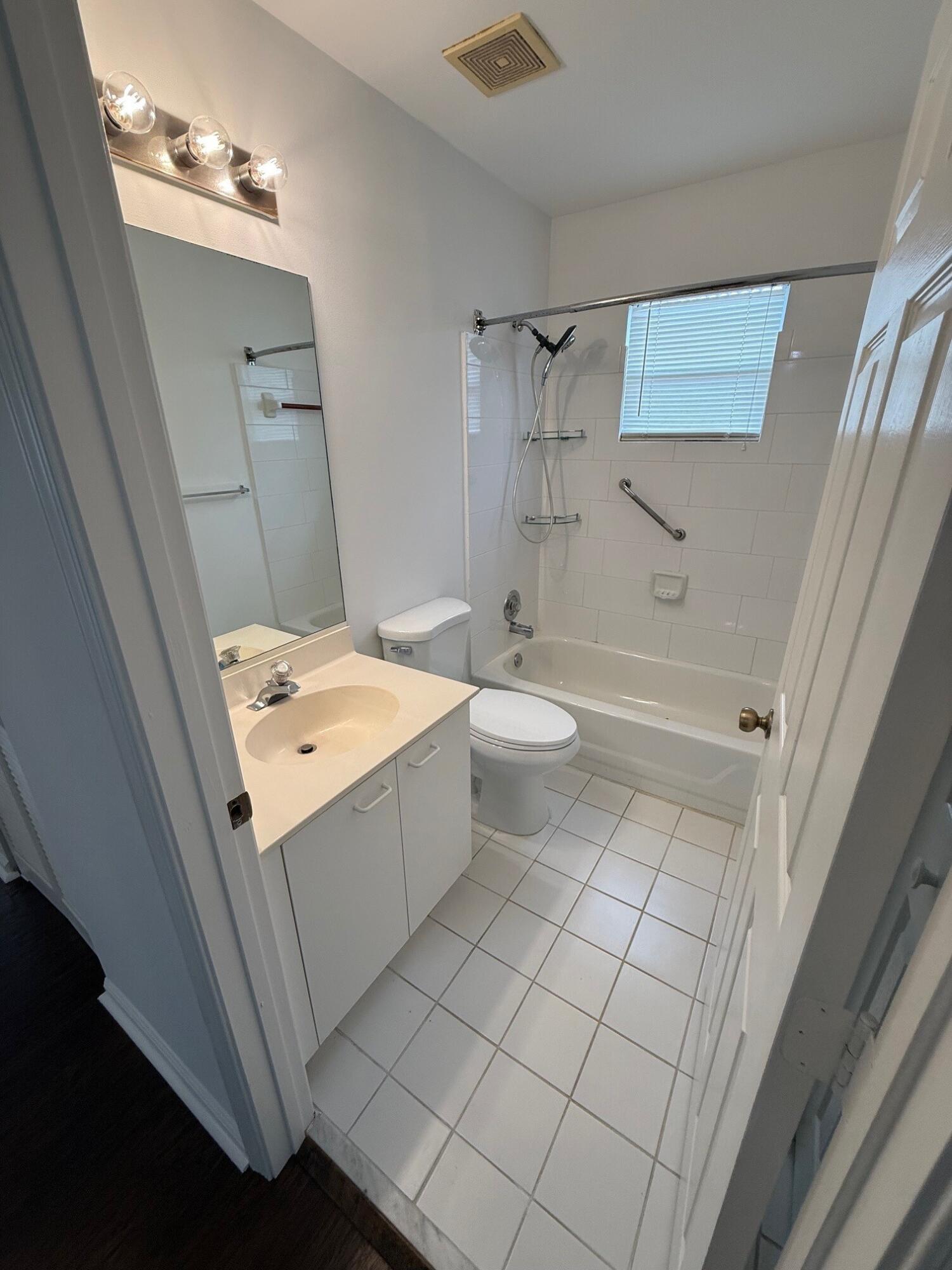 20931 Vía Jasmine, Unit 6 Boca Raton, FL 33428 - Photo 28 of 34 Full Bathroom 2