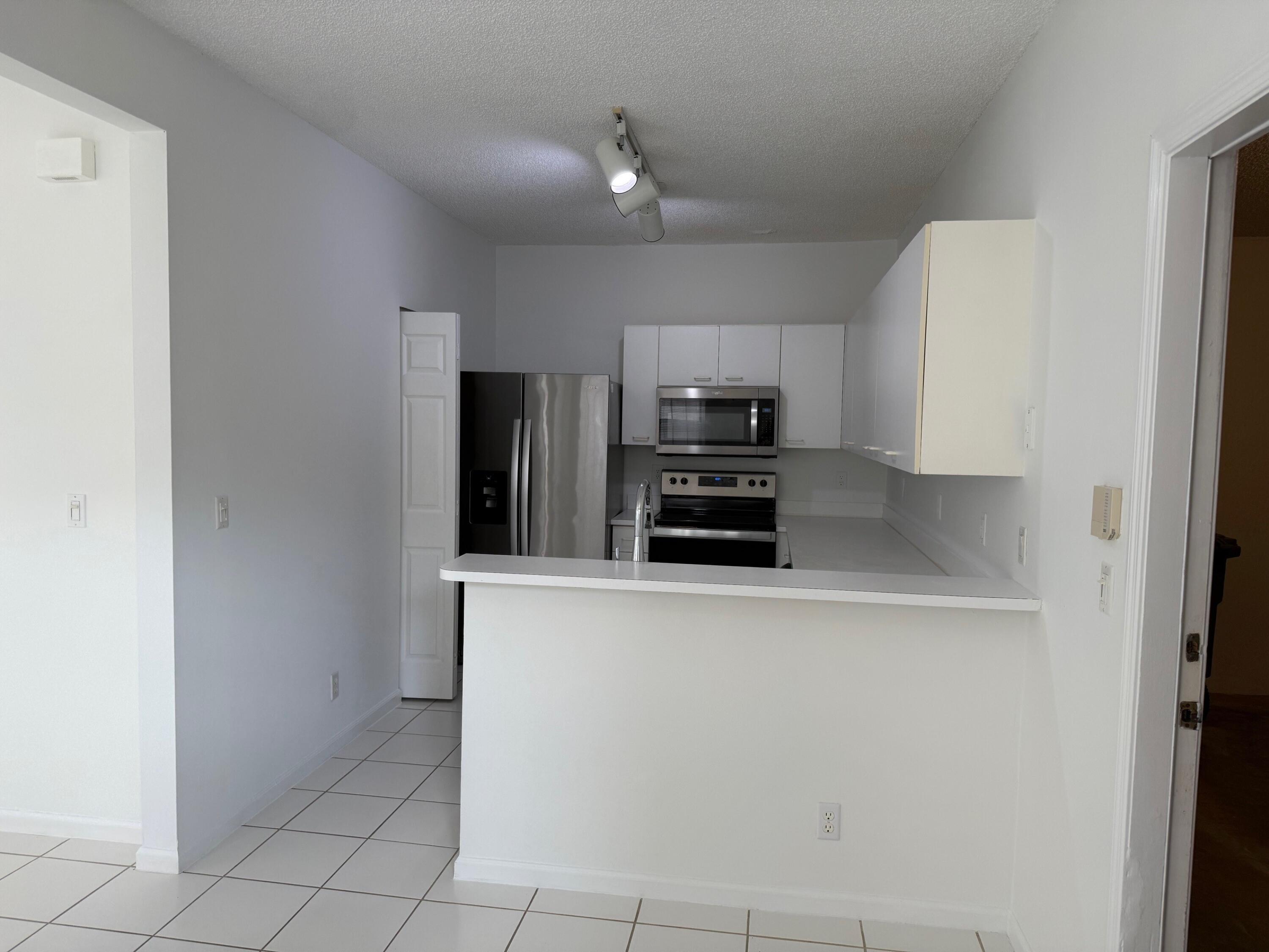 20931 Vía Jasmine, Unit 6 Boca Raton, FL 33428 - Photo 9 of 34 Kitchen