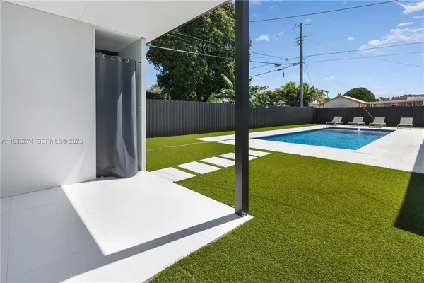 a view of a backyard