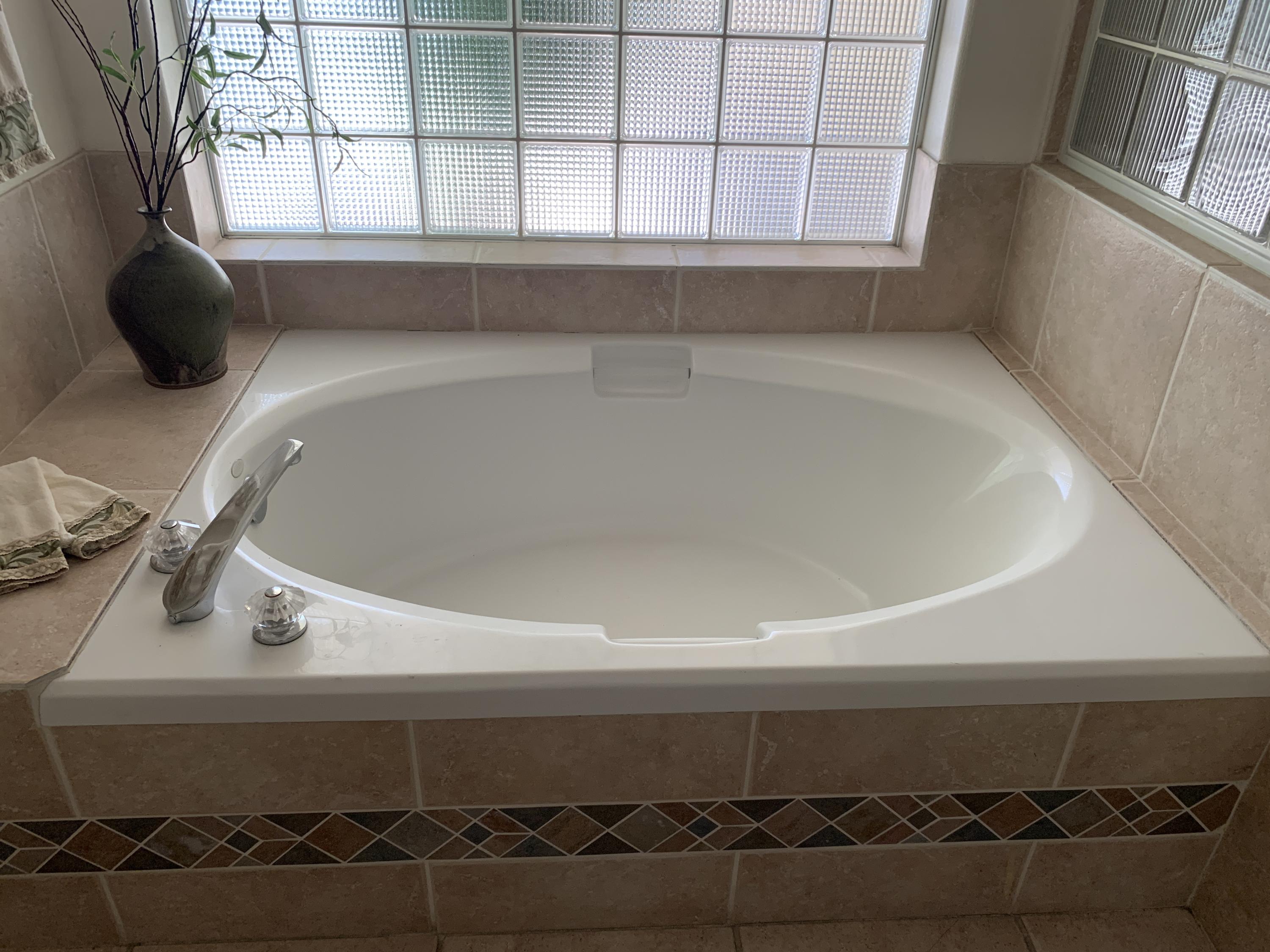 68921 Risueno Road Cathedral City, CA 92234 - Photo 18 of 20 a bathroom with a bathtub