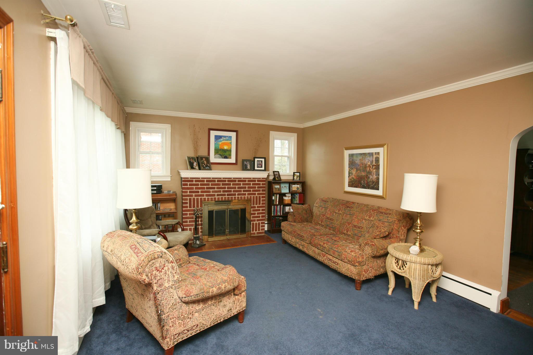 32 Dunvegan Road Catonsville, MD 21228 - Photo 2 of 24 Living Room