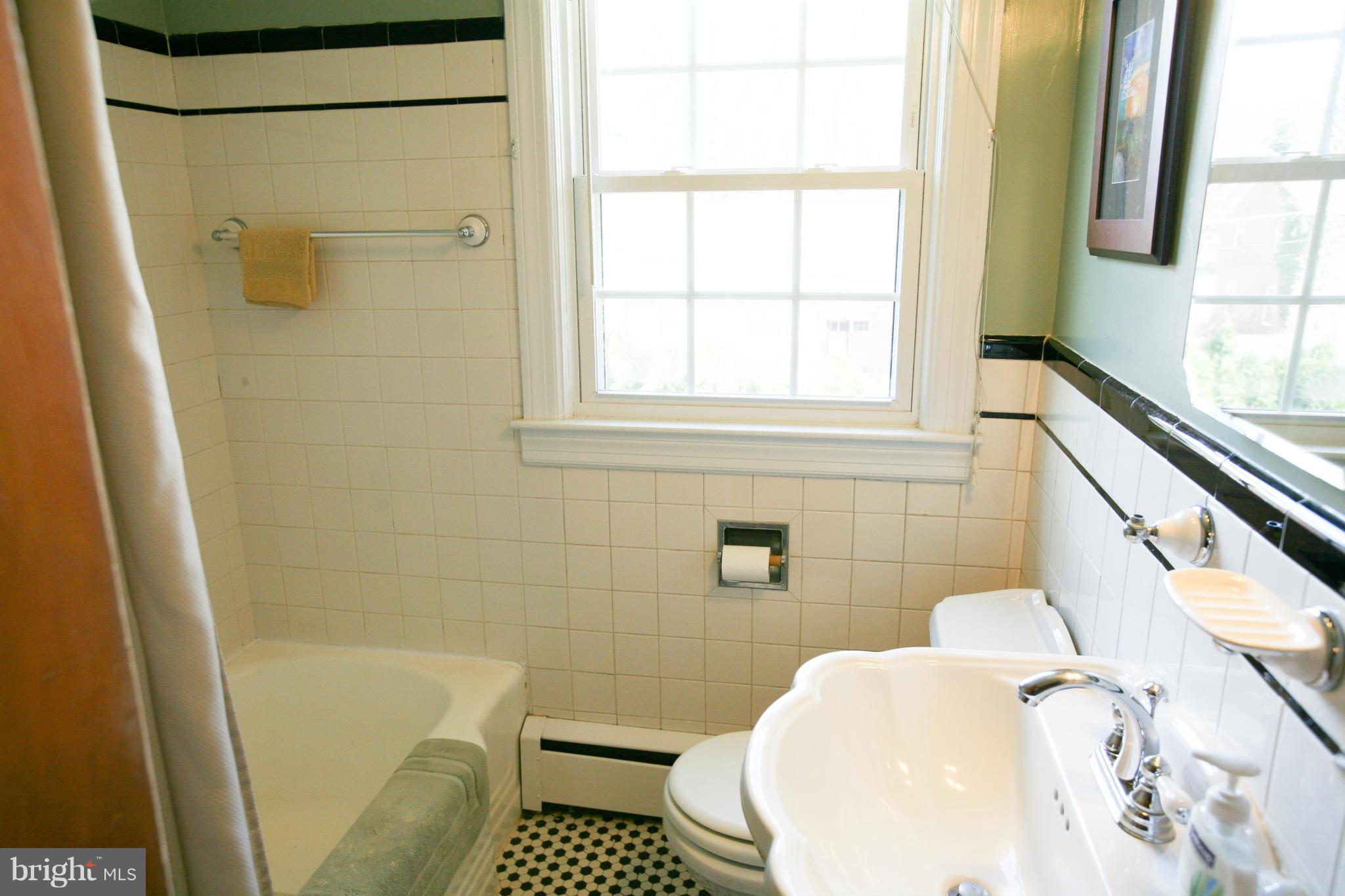 32 Dunvegan Road Catonsville, MD 21228 - Photo 15 of 24 Bath - Upper Level