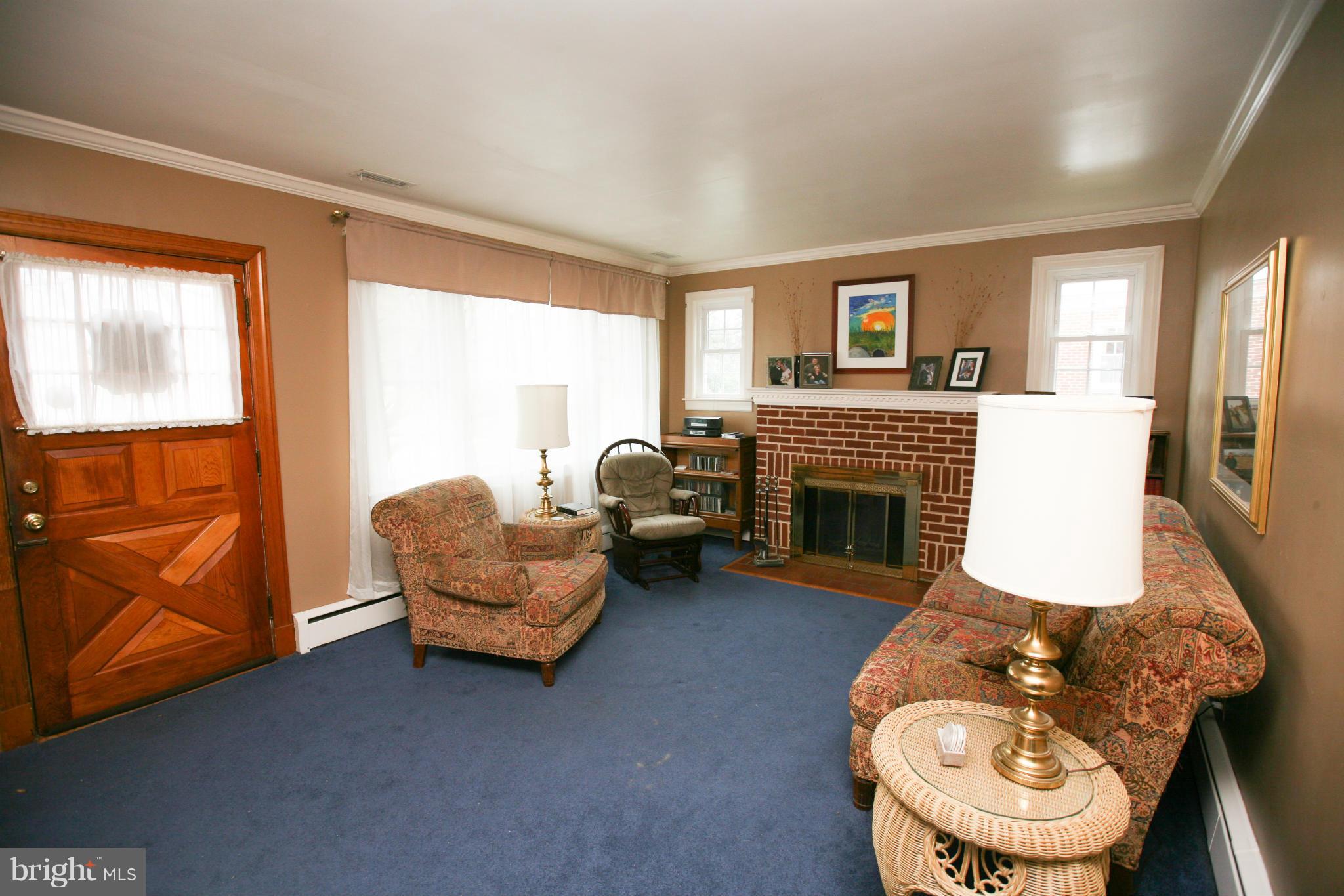 32 Dunvegan Road Catonsville, MD 21228 - Photo 3 of 24 Living Room
