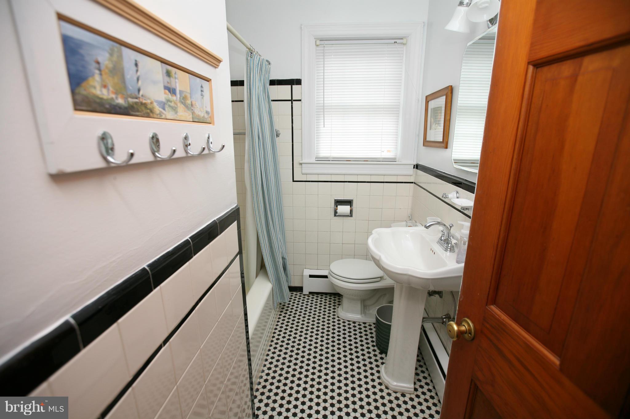 32 Dunvegan Road Catonsville, MD 21228 - Photo 8 of 24 Bath - Main Floor