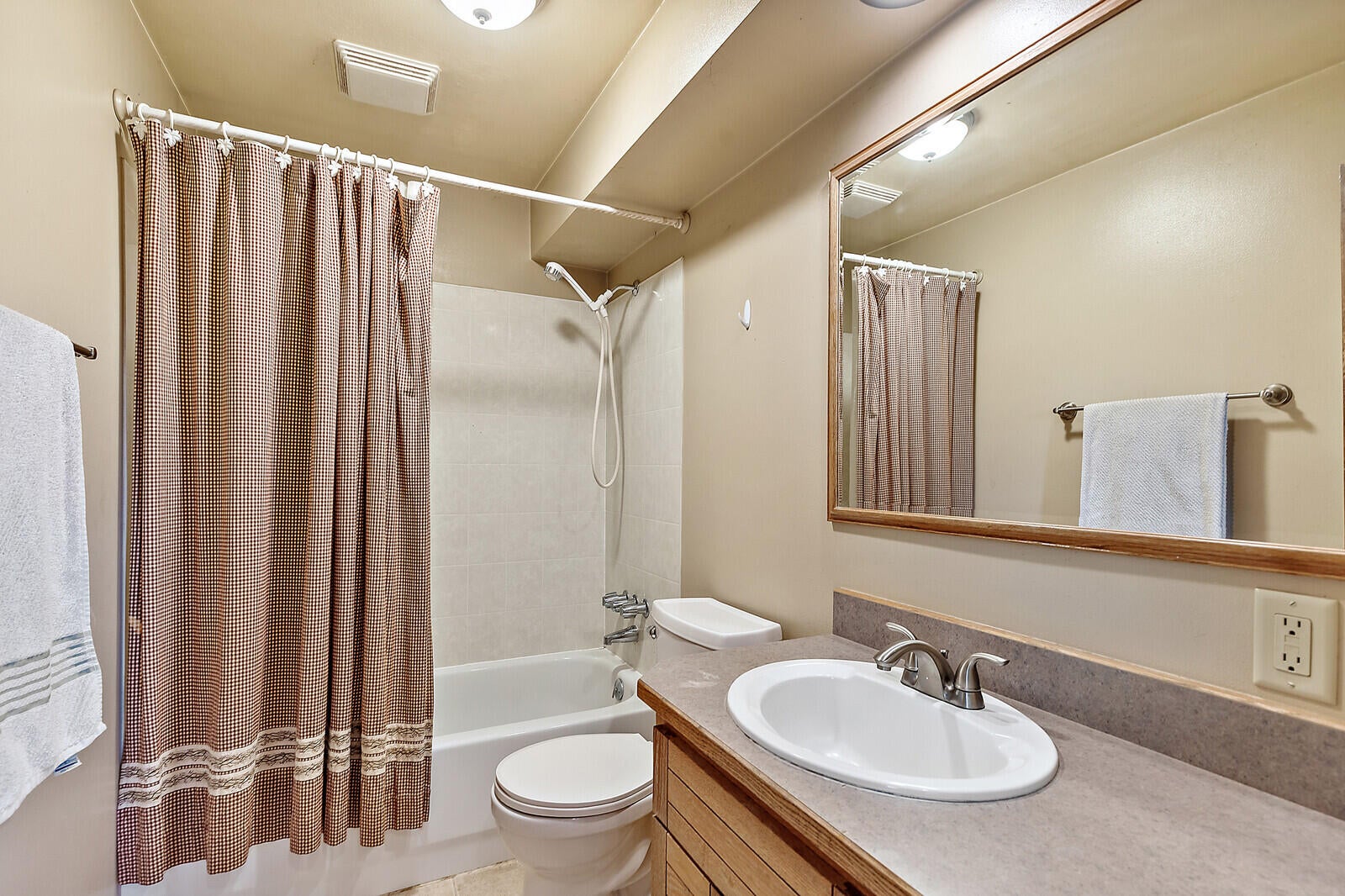1477 Worthington Road Eagle Point, OR 97524 - Photo 30 of 65 31-Guest Bath