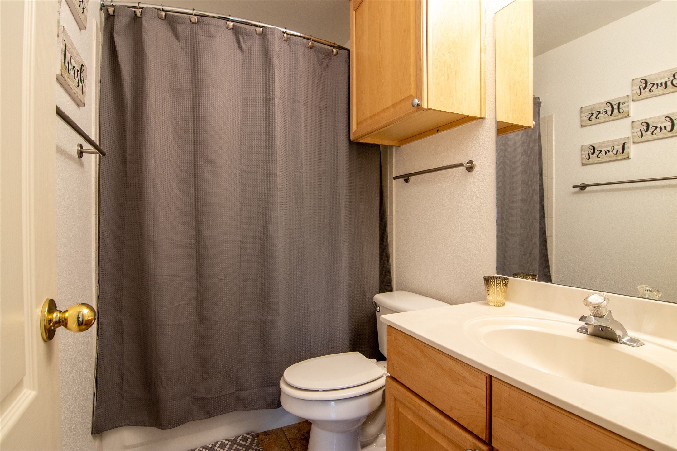 8901 Copano Drive Austin, TX 78749 - Photo 24 of 29 The guest bathroom features a convenient tub and shower combination.