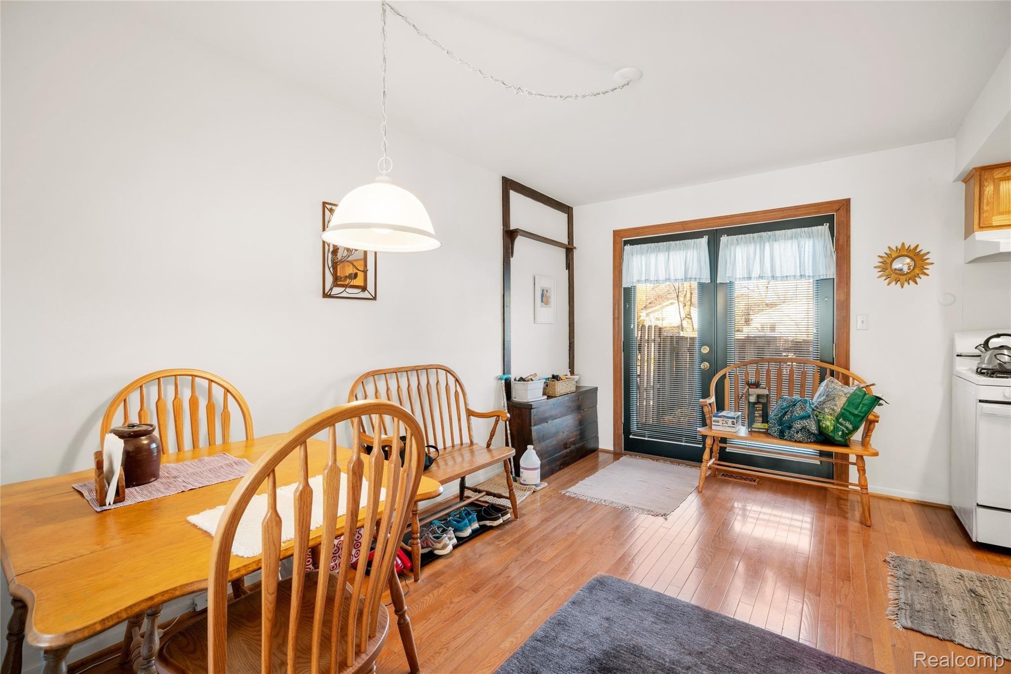 3146 Summers Road, Unit 17 Keego Harbor, MI 48320 - Photo 8 of 22 Kitchen Breakfast Nook with Doorwall to Private Patio