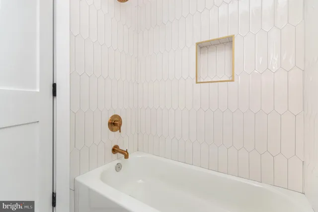 $5,472 | 407 16th Street Southeast, Unit 407, Washington, DC 20003