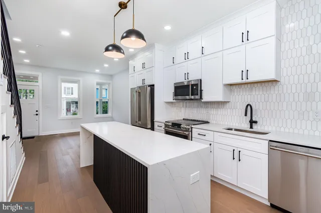 $5,472 | 407 16th Street Southeast, Unit 407, Washington, DC 20003