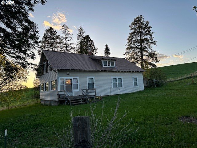 21 B Howard Road Palouse, WA 99161 - Photo 2 of 12 a front view of a house with garden